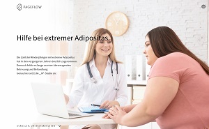 Eine Ärztin und eine junge Frau mit Adipositas schauen auf den Bildschirm eines Laptops