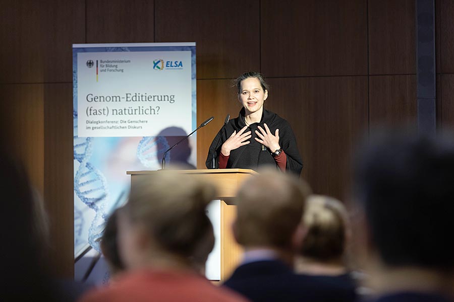 Frau Professorin von Messling, Abteilungsleiterin Gesundheitsforschung im BMBF,  begrüßt alle Teilnehmerinnen und Teilnehmer Frau Professorin von Messling, Abteilungsleiterin Gesundheitsforschung im BMBF,  begrüßt alle Teilnehmerinnen und Teilnehmer