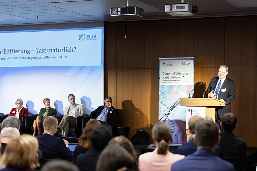 Dr. Rösler verabschiedet sich von den Teilnehmenden und bedankt sich für die engagierte Teil-nahme Dr. Rösler verabschiedet sich von den Teilnehmenden und bedankt sich für die engagierte Teil-nahme