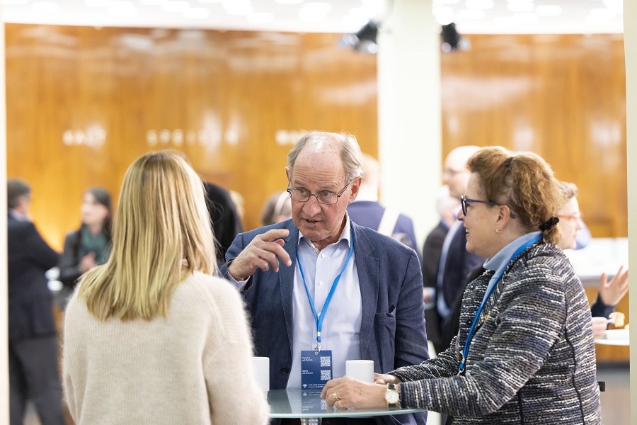 Professoren Clark, Hansson und Knoppers im Gespräch während der Konferenz