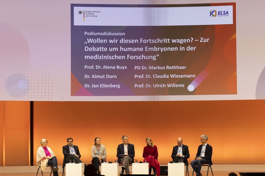 Diskussionsrunde auf dem Podium der Konferenz