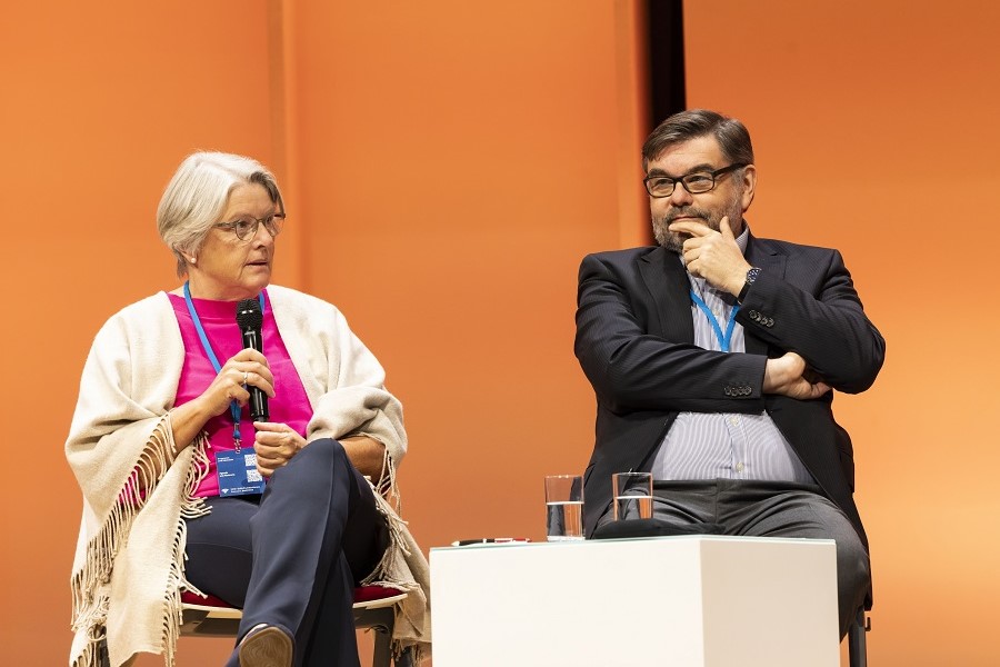 Professorin Wiesemann und Dr. Rothhaar während der Podiumsdiskussion