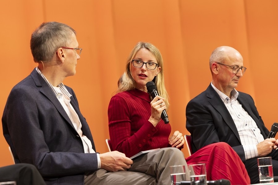 Moderator Wildermuth, Professorin Buyx und Professor Willems während der Podiumsdiskussion