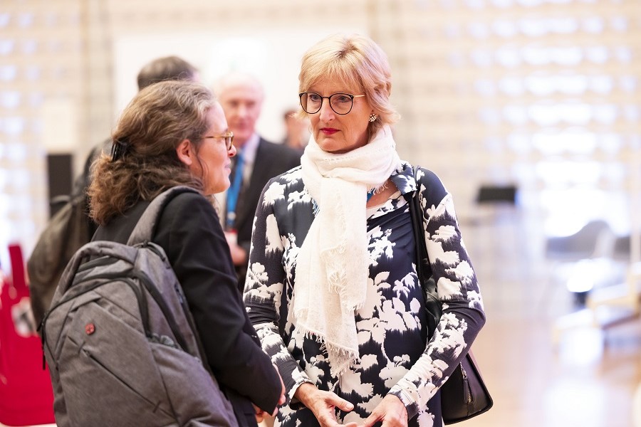Professorinnen Wapler und Woopen im Gespräch während der Konferenz