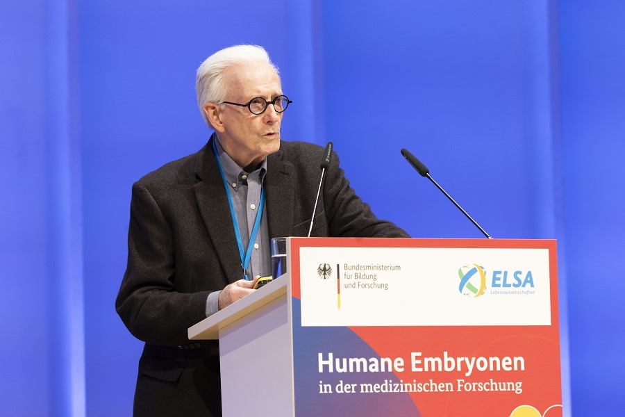 Professor Childress auf der Bühne während der Konferenz