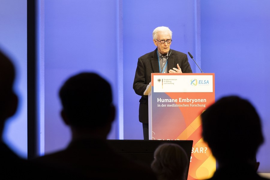 Professor em. James F. Childress bei seinem Vortrag