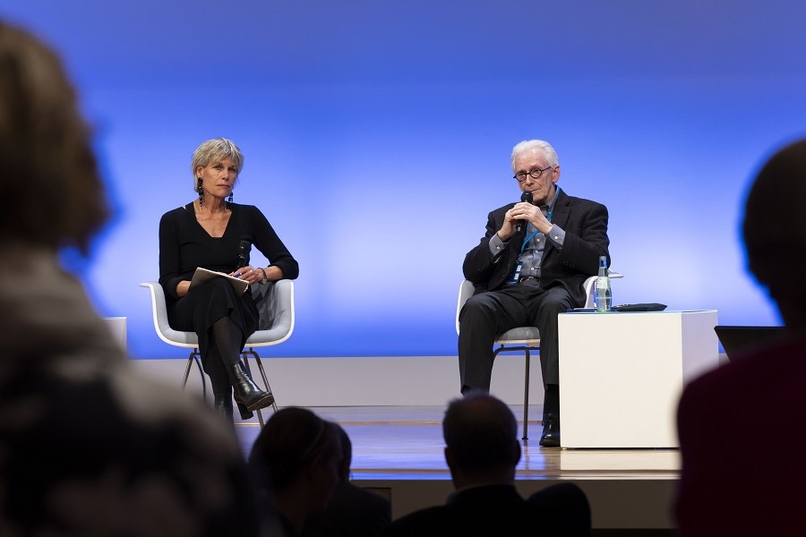 Prof. Schöne-Seifert und Prof. Childress bei der Podiumsdiskussion des Abendvortrags