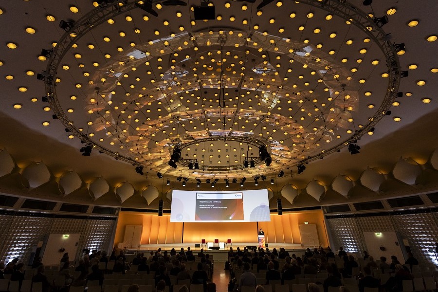 Bühne der Konferenz im bcc