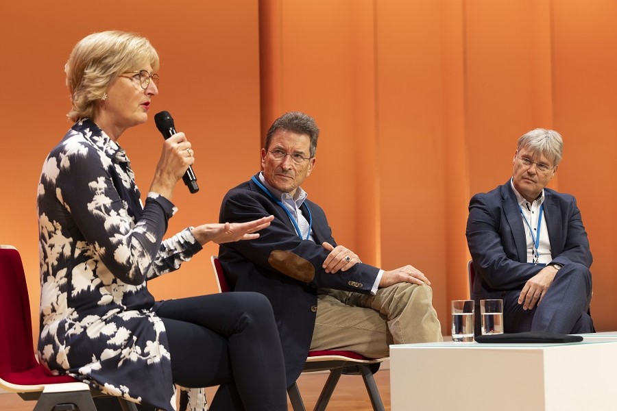 Professorin Woopen, Dr. Huber und Professor Quante auf der Bühne während der Konferenz