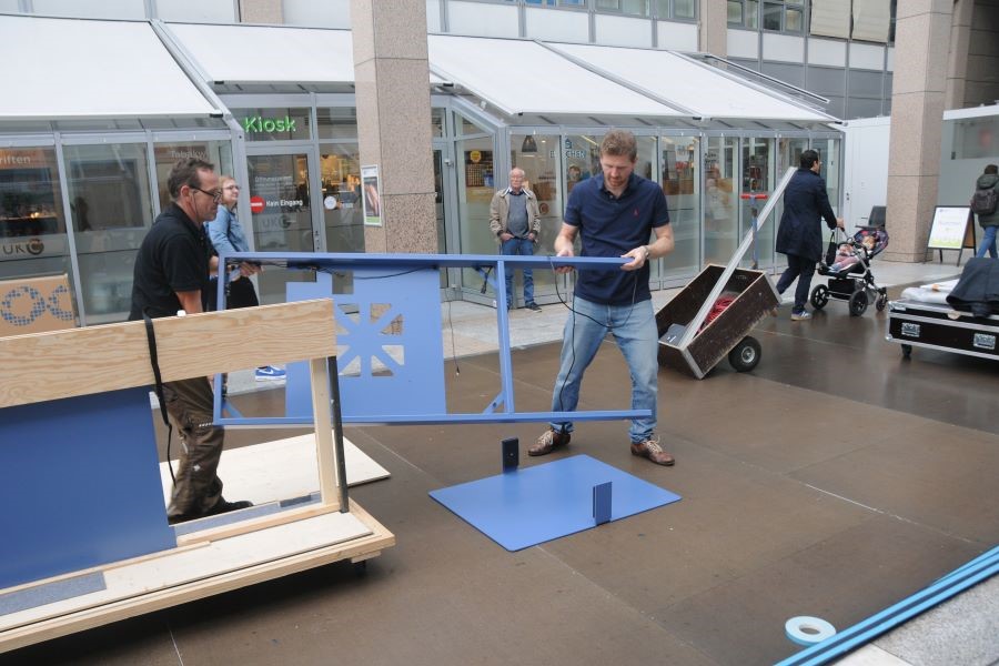 Das Medienterminal wird aufgestellt.