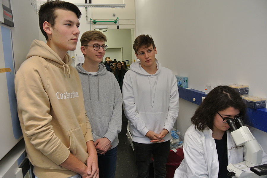 Als Teil des Diskursprojektes besuchten Schülerinnen und Schüler die Labore des Helmholtz-Zentrums in München.  Als Teil des Diskursprojektes besuchten Schülerinnen und Schüler die Labore des Helmholtz-Zentrums in München.