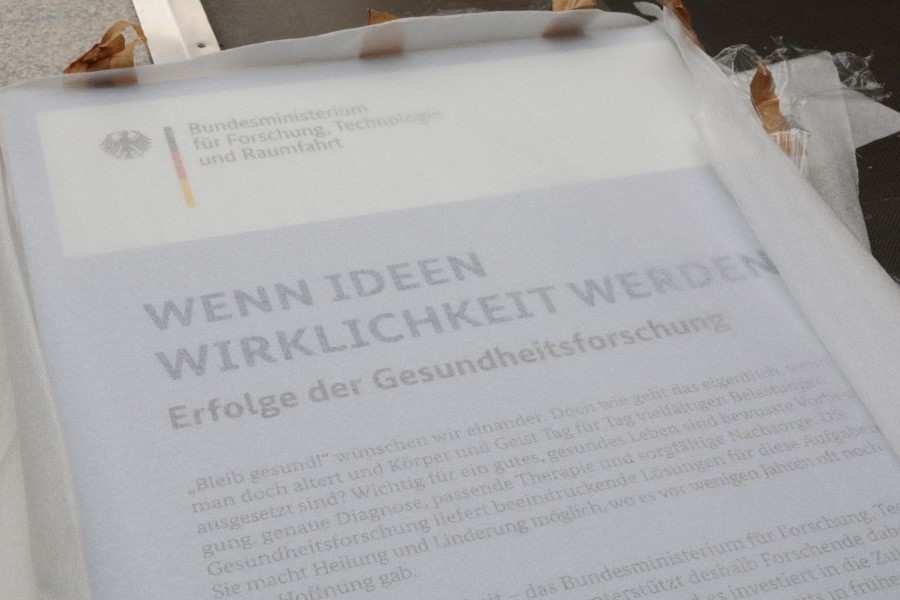Eine Ausstellungstafel in ihrer Schutzverpackung.
