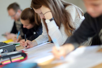 Studierende während schriftlicher Arbeiten Studierende während schriftlicher Arbeiten