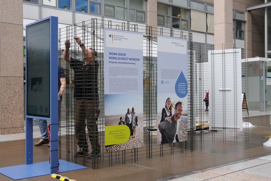 Die Tafeln werden verschraubt.