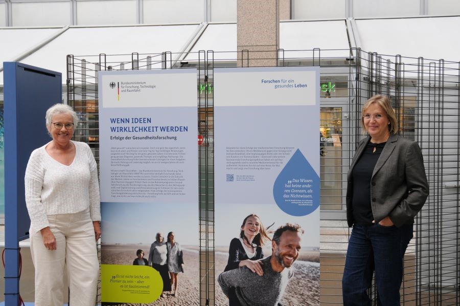 Blick auf zwei der fünf Ausstellungstafeln. 