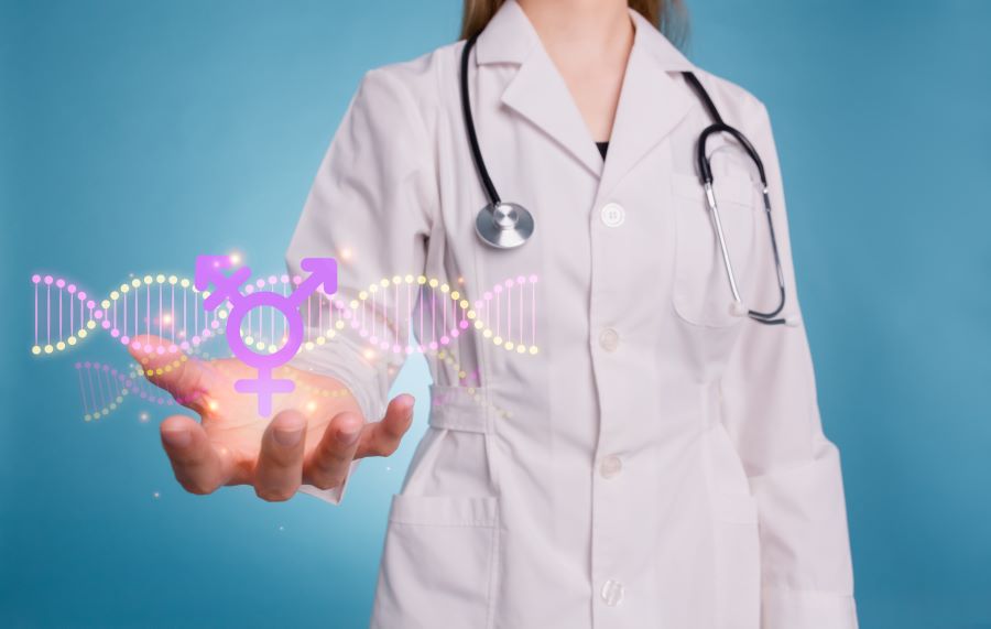 Frau im wei&szlig;en Kittel mit Stethoskop, &uuml;ber deren  ausgestreckter rechter Hand ein DNA-Strang und ein lilafarbenes Symbol zu sehen sind, das unterschiedliche Geschlechter kombiniert