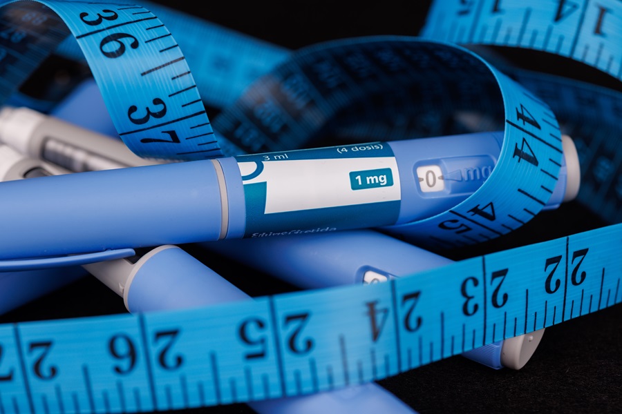 Mehrere Abnehmspritzen und ein Maßband