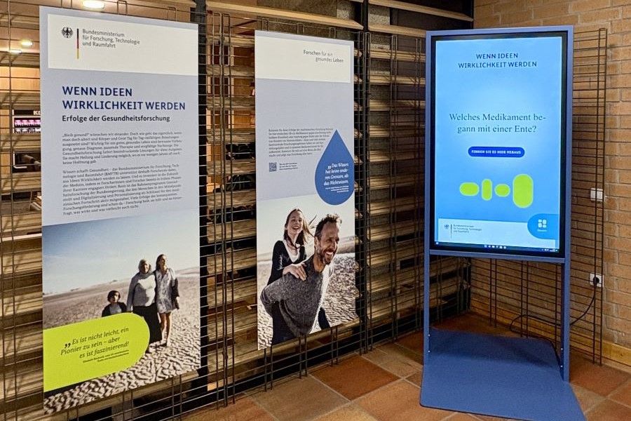 Tafeln und Medienterminal der Ausstellung „Wenn Ideen Wirklichkeit werden“.