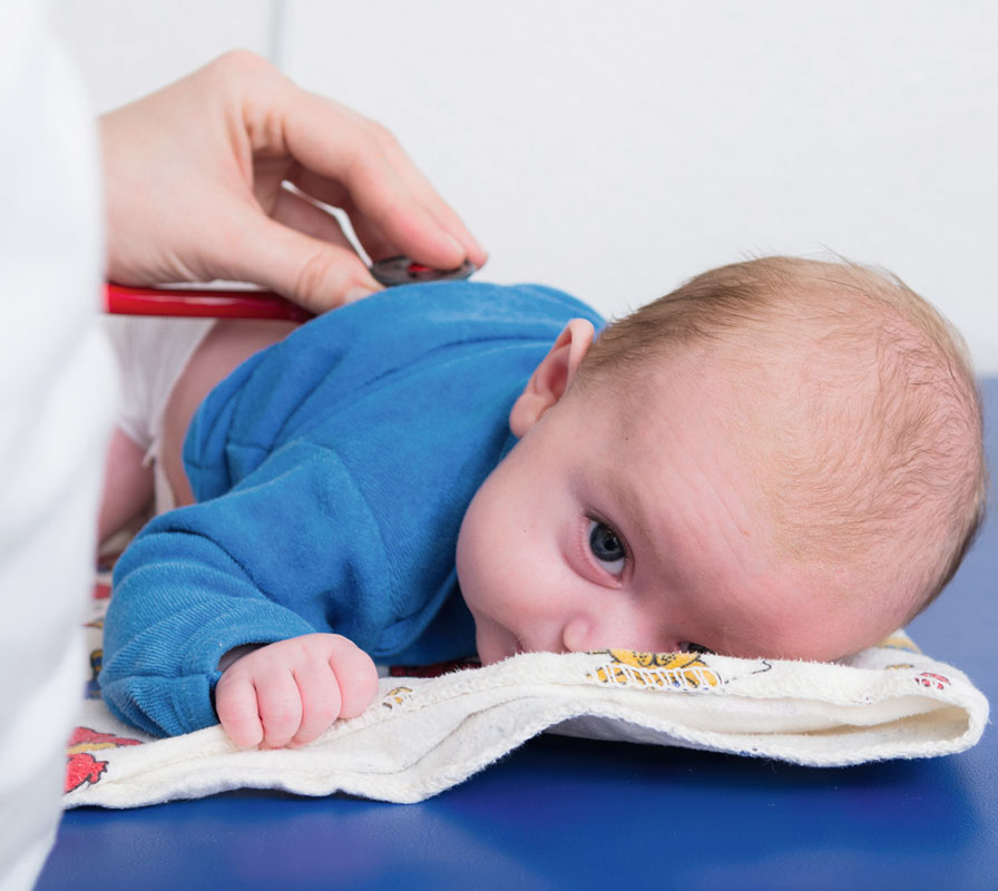 Das bundesweite Neugeborenen-Screening erkennt zuverlässig betroffene Kinder. Es kann aber keine Auskunft darüber geben, wann die Erkrankung in der Lunge einsetzt.