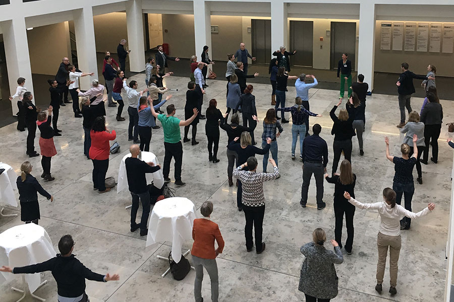 Workshop-Teilnehmende erproben eine bewegte Pause. 