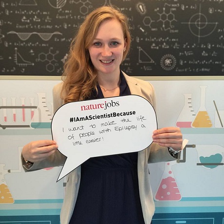 Johanna Krüger hält ein Schild, auf dem in englischer Sprache „I want to make the life of people with Epilepsy a little easier!” steht.