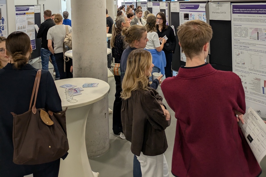 Besucher und Besucherinnen der Posterausstellung Besucher und Besucherinnen der Posterausstellung
