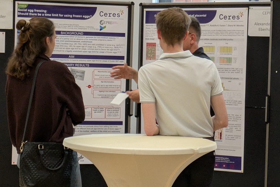 Teilnehmer und Teilnehmerinnen des Netzwerktreffens in Diskussion vor einem Poster Teilnehmer und Teilnehmerinnen des Netzwerktreffens in Diskussion vor einem Poster