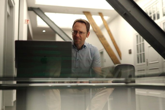 Prof. Holger Fröhlich blickt auf seinen Computer.