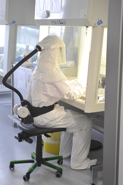 Die Arbeit im Sicherheitslabor erfordert eine sinnvolle Schutzausrüstung sowie eine solide Ausbildung und Training.