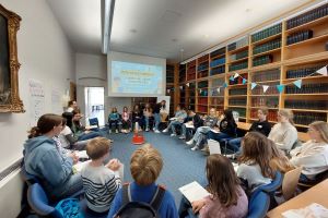Kinder und Jugendliche sitzen in einem Stuhlkreis. Es ist das Er&ouml;ffnungstreffen des Kinder- und Jugendrats.