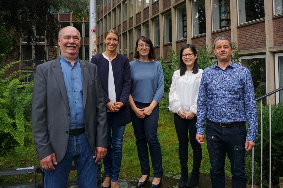 Das Projektteam „Gesundheitsinformationen in Corona-Krise" (v.l.): Prof. Dr. Bernd Blöbaum, Dr. Hannah Lorenz, Carla Schieb M.Sc., Sam Fujarski M.Sc., Prof. Dr. Volker Gehrau 