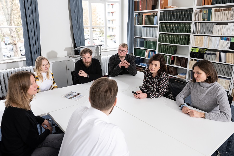 Eine Gruppe Menschen sitzt um einen Tisch