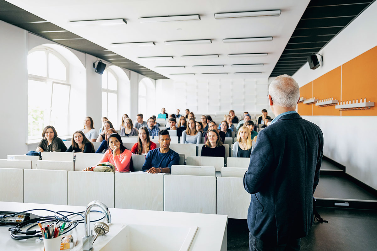 Professor mit Studenten während einer Vorlesung
