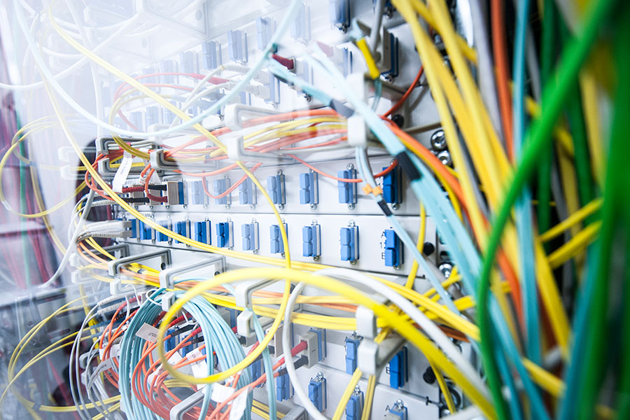 Computer mit komplexen Kabelverbindungen