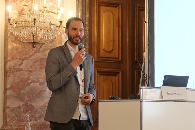 Preisträger Dr. Dirk Hoffmann bei seinem Festvortrag anlässlich der Preisverleihung bei der internationalen Konferenz SBMC im Barockschloss Mannheim. 