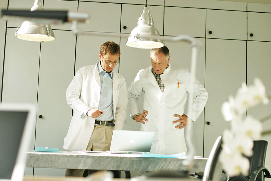 Zwei Wissenschaftler blicken gemeinsam auf einen Computer.