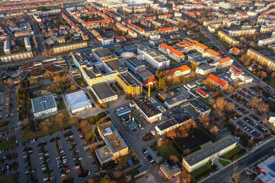Luftaufnahme des derzeitigen Campus der Medizinischen Universität Lausitz – Carl Thiem. Luftaufnahme des derzeitigen Campus der Medizinischen Universität Lausitz – Carl Thiem.