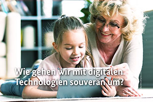 Oma und Kind schauen auf Tablet