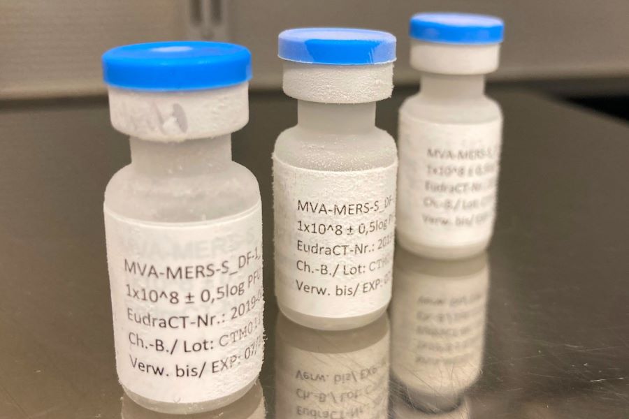 Drei gekühlte Fläschchen mit dem Impfstoff MVA-MERS-S. Drei gekühlte Fläschchen mit dem Impfstoff MVA-MERS-S.