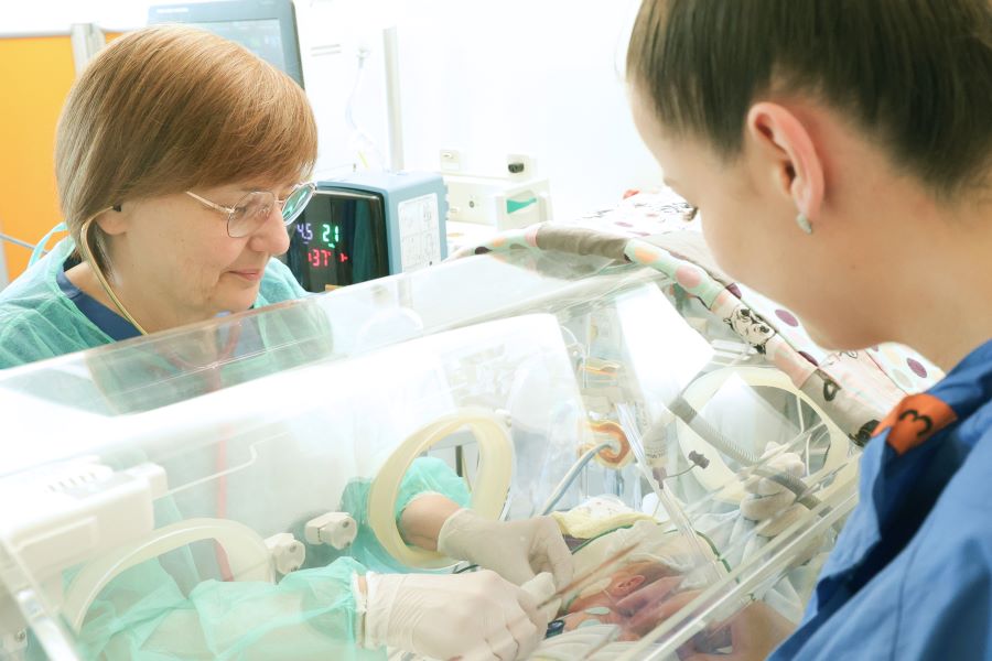 Dr. Angela Kribs und eine Krankenschwester stehen an einem Inkubator mit einem Frühgeborenen. Dr. Angela Kribs und eine Krankenschwester stehen an einem Inkubator mit einem Frühgeborenen.