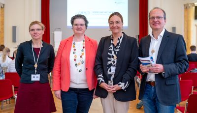 Prof. Dr. Berit Lange vom Helmholtz-Zentrum für Infektionsforschung, Prof. Dr. Claudia Becker, Rektorin der Universität Halle-Wittenberg, Ministerialdirigentin Katharina Peter vom BMFTR und MONID-Koordinator Professor Dr. Rafael Mi-kolajczyk Prof. Dr. Berit Lange vom Helmholtz-Zentrum für Infektionsforschung, Prof. Dr. Claudia Becker, Rektorin der Universität Halle-Wittenberg, Ministerialdirigentin Katharina Peter vom BMFTR und MONID-Koordinator Professor Dr. Rafael Mi-kolajczyk