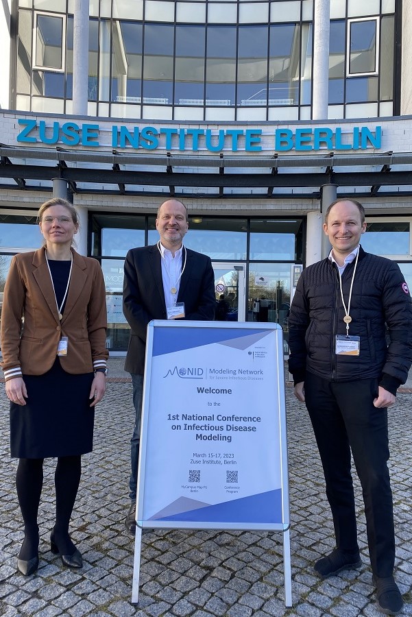 Dr. Berit Lange, Prof. Dr. Rafael Mikolajczyk,Prof. Dr. Alexander Kuhlmann vor dem Zuse Institute Berlin