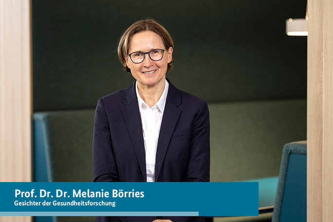 Porträtfoto von Professorin Melanie Börries, die lächelnd in die Kamera schaut