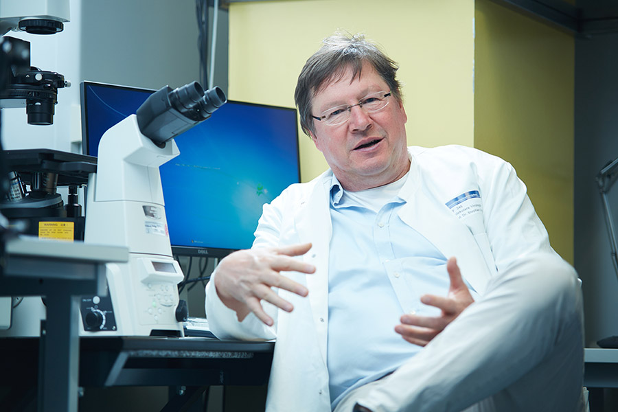 Porträt von Stephan Urban, Professor für Translationale Virologie am Universitätsklinikum Heidelberg.