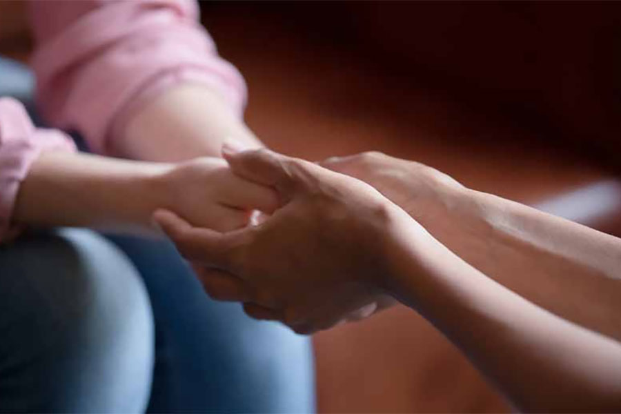 Zwei Frauenhände halten zwei Kinderhände