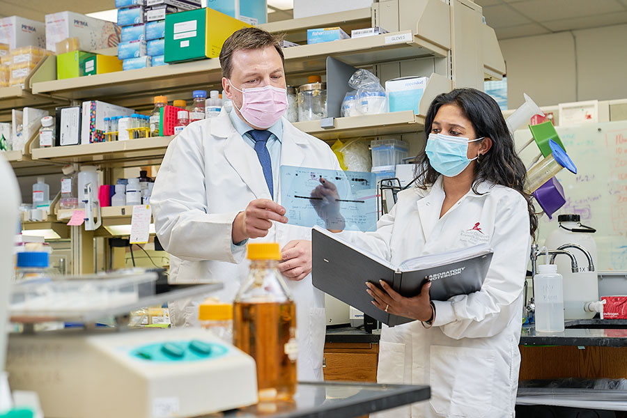 Dr. Marcin Wlodarski und Dr. Sushree Sahoo im Forschungslabor