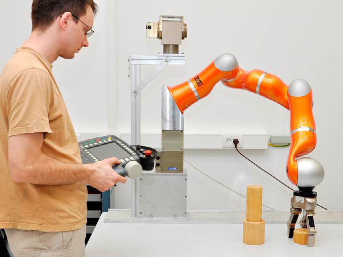 Mit diesem Roboterarm arbeiten Professor Schöner und sein Team. Durch eine Kamera und verschiedene Sensoren ist er in der Lage, auf Änderungen in der Situation zu reagieren.  Bildquelle: Ruhr-Universität Bochum