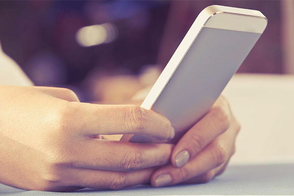 Immer in Verbindung: Mit einer Smartphone-App soll der Kontakt zu Patienten mit bipolarer manisch-depressiver St&ouml;rung nicht abrei&szlig;en.