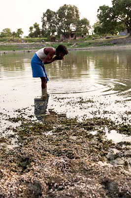 Die Schlafkrankheit trifft Jung und Alt gleicherma&szlig;en. Derzeit sind sch&auml;tzungsweise etwa 20.000 Menschen betroffen.