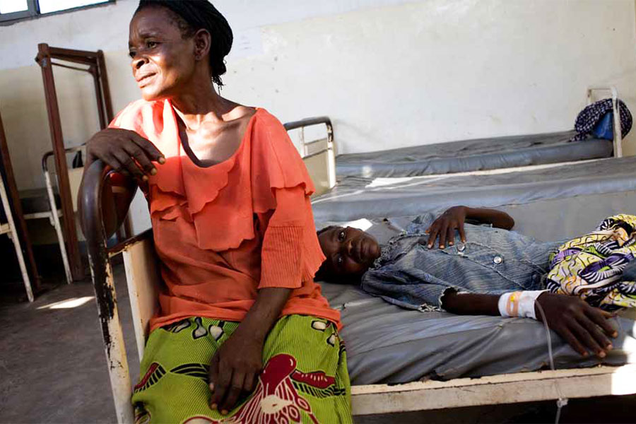 Die Schlafkrankheit trifft Jung und Alt gleicherma&szlig;en. Derzeit sind sch&auml;tzungsweise etwa 20.000 Menschen betroffen.